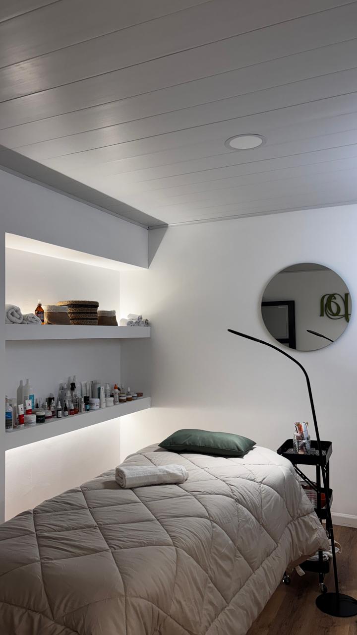 Suite de masajes con arcos orgánicos y luz cenital